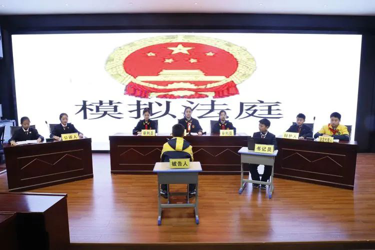宪法宣传周模拟法庭萌娃化身大法官判案普法懂法又学法